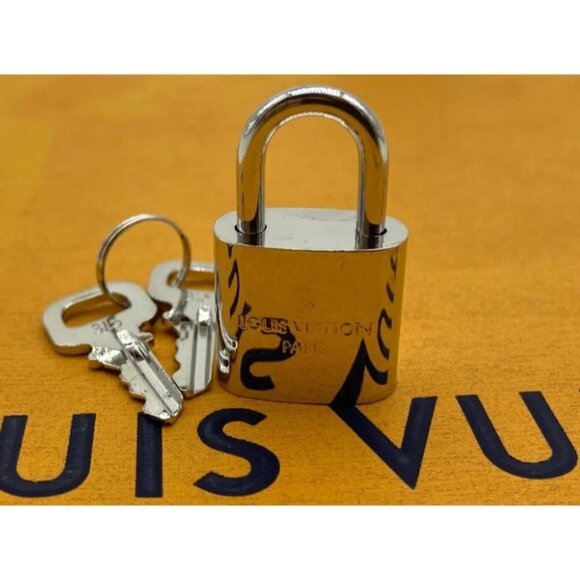 👛  AUTHENTIC LOUIS VUITTON SILVER LOCK AND KEY - Picture 3 of 9